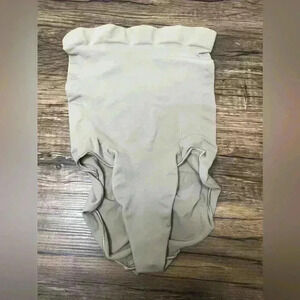 Nwot SKIMS Everyday Sculpt High Waist Brief